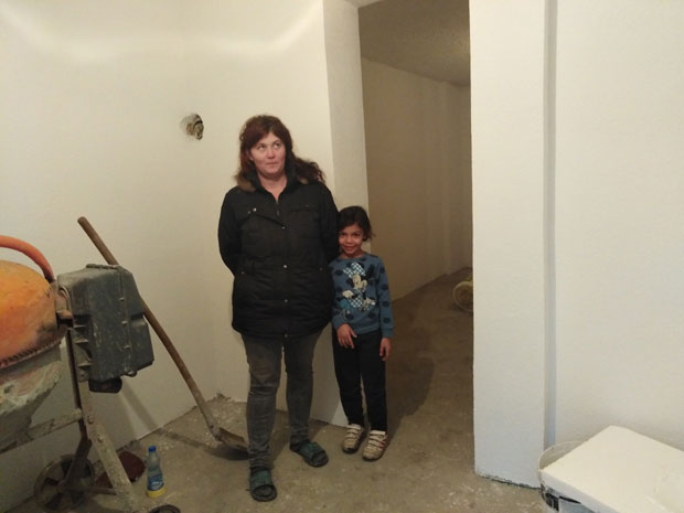 Кад киша пада изводила је децу у двориште да им кров не падне на главе, али сада је стрепњи дошао крај: Хумани Кикинђани обезбедили дом за самохрану мајку са петоро деце